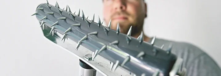 Person hält Stachelwalze